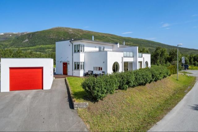 Great Villa With Amazing View Тромсьо Екстериор снимка